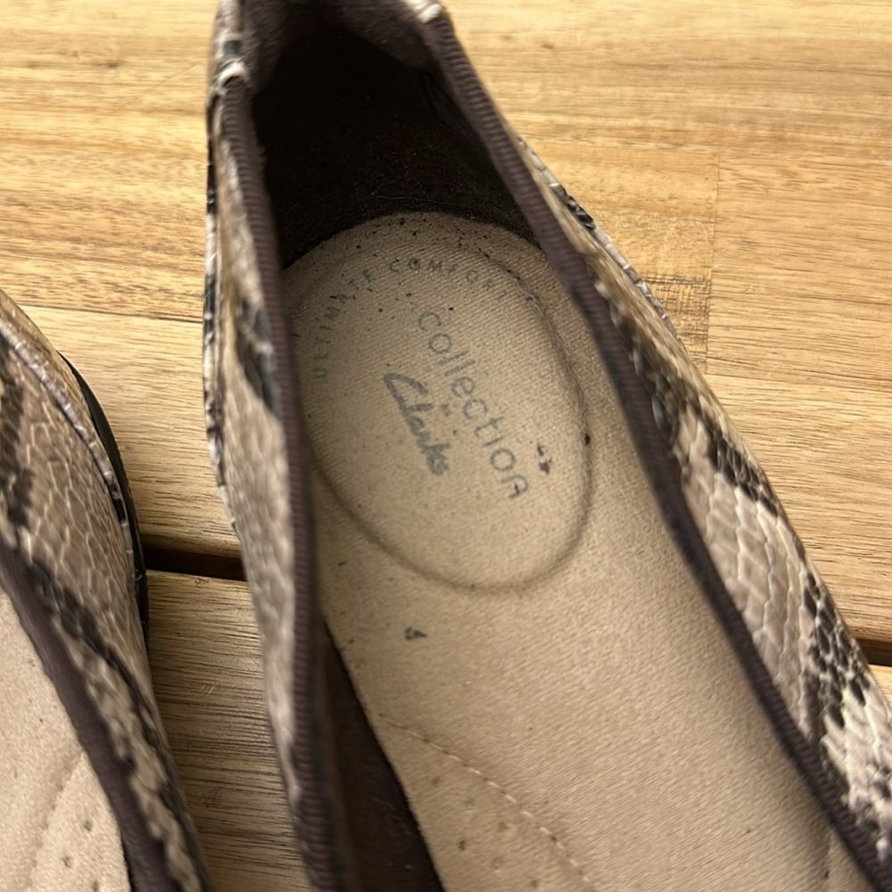 CLARKS flats - Picture 3 of 5